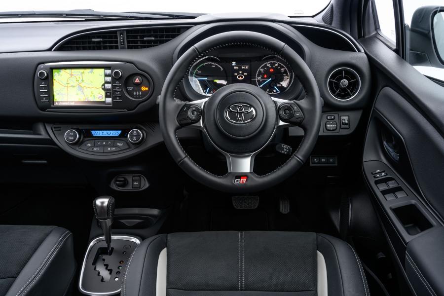 Торпедо Toyota Yaris Hybrid GR Sport 2019 года  (UK) (фото 30 из 40)